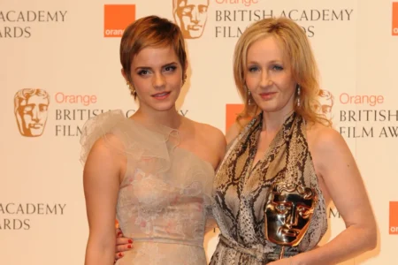 J.K. Rowling chama Emma Watson de “ignorante” em nova polêmica sobre debate trans