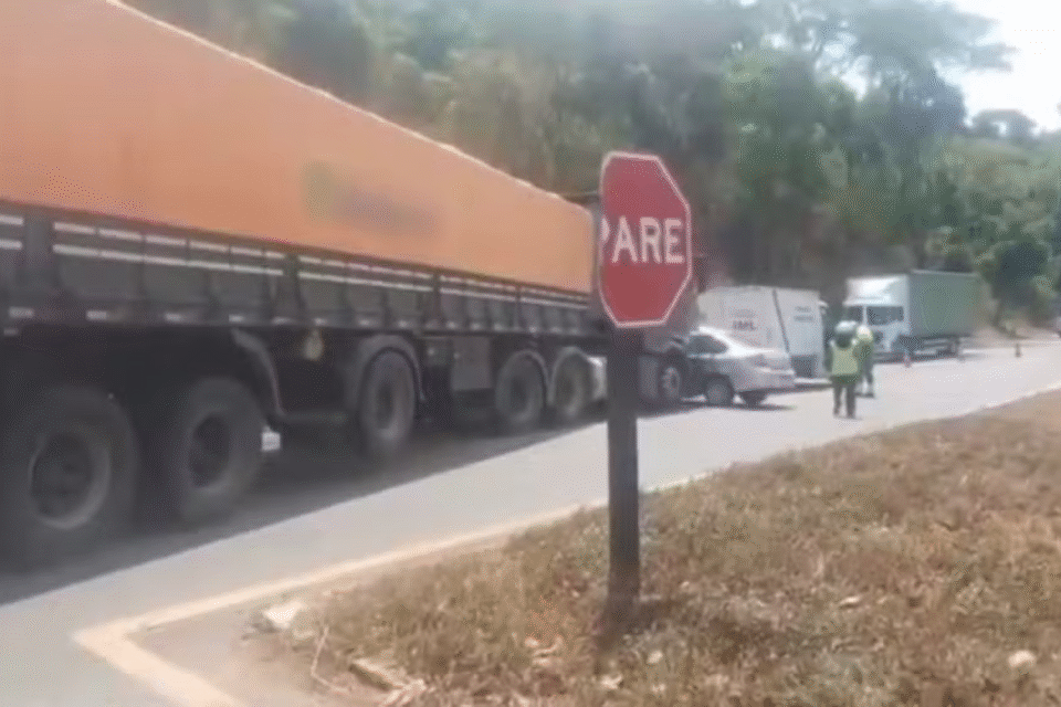 Mulher morre após carro ser atingido por caminhão na BR-414 em Corumbá de Goiás