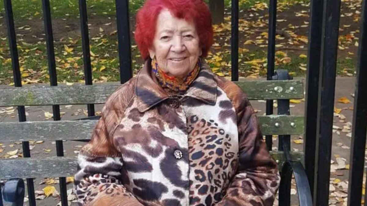 Coberta de sangue: idosa de 95 anos é acusada de matar colega de quarto em asilo Mulher também foi acusada de porte ilegal de arma