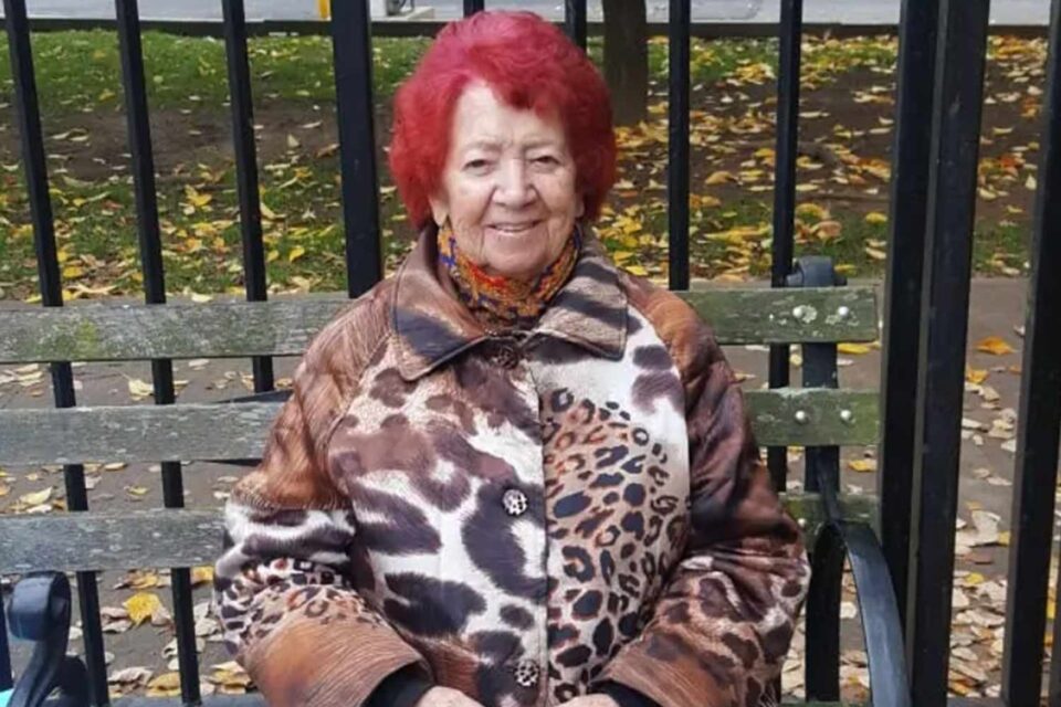 Coberta de sangue: idosa de 95 anos é acusada de matar colega de quarto em asilo Mulher também foi acusada de porte ilegal de arma