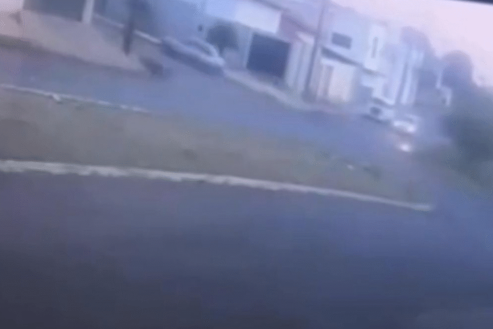 Motociclista é arremessada em poste após ser atingida por carro que não respeitou o “PARE” em Anápolis