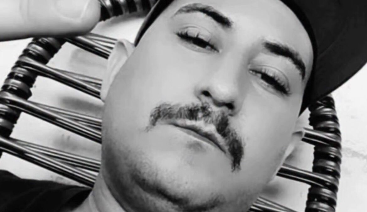 Motociclista morreu após colidir contra porta de um veículo (Foto: redes sociais)