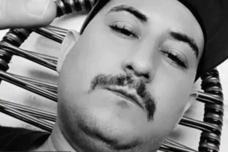 Motociclista morreu após colidir contra porta de um veículo (Foto: redes sociais)