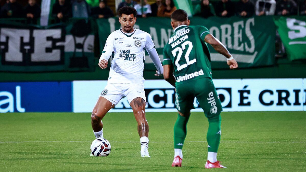 Goiás torce para tropeço de rival para manter no G-4