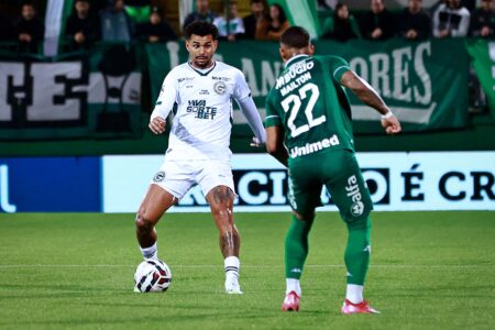 Goiás torce para tropeço de rival para manter no G-4