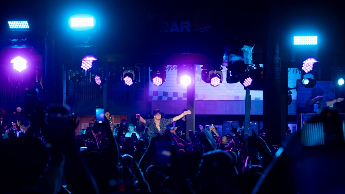 Natanzinho Lima reúne duas mil pessoas em show do projeto “Bar em Bar” em Goiânia