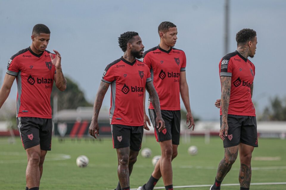 Jogadores do Atlético Goianiense em treino no CT