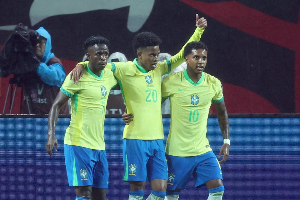 Vini Jr, Estêvão e Rodrygo comemoram gol pela seleção brasileira