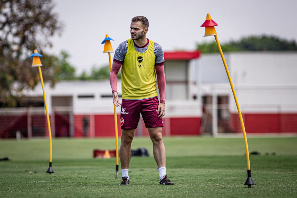 Gabriel Poveda em treino do Vila Nova