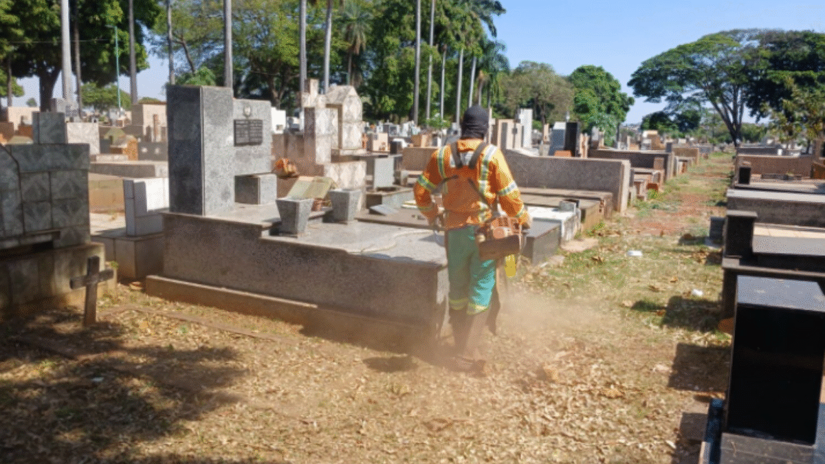 Imagem de gari limpando o cemitério