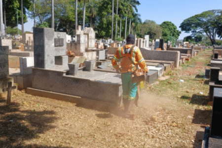 Imagem de gari limpando o cemitério