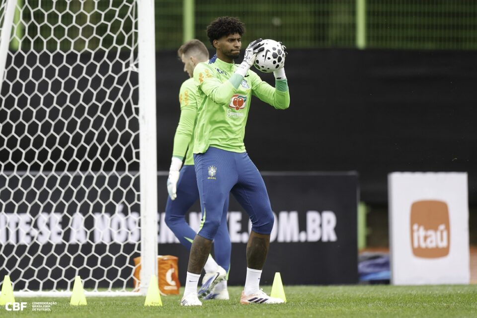Hugo Souza e Bento em treino na seleção brasileira
