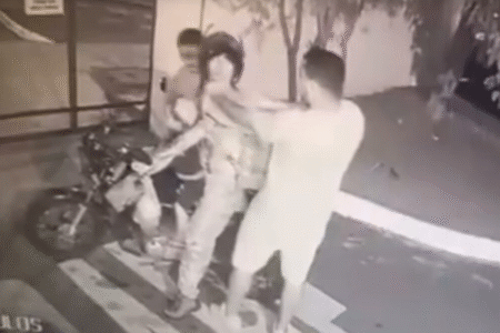 Torcedores espancam homem na frente do filho de três anos (Foto: Reprodução)