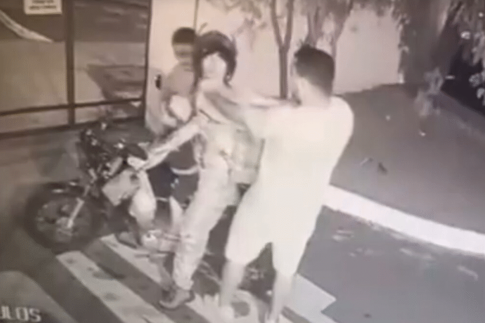 Torcedores espancam homem na frente do filho de três anos (Foto: Reprodução)