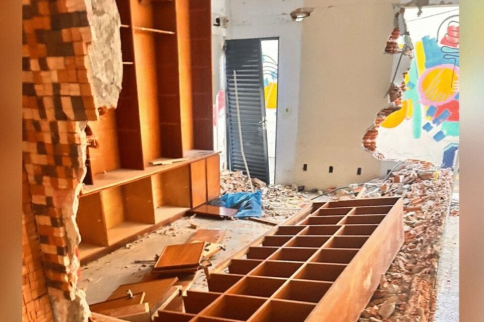Foto colorida mostra obra em colégio particular da capital