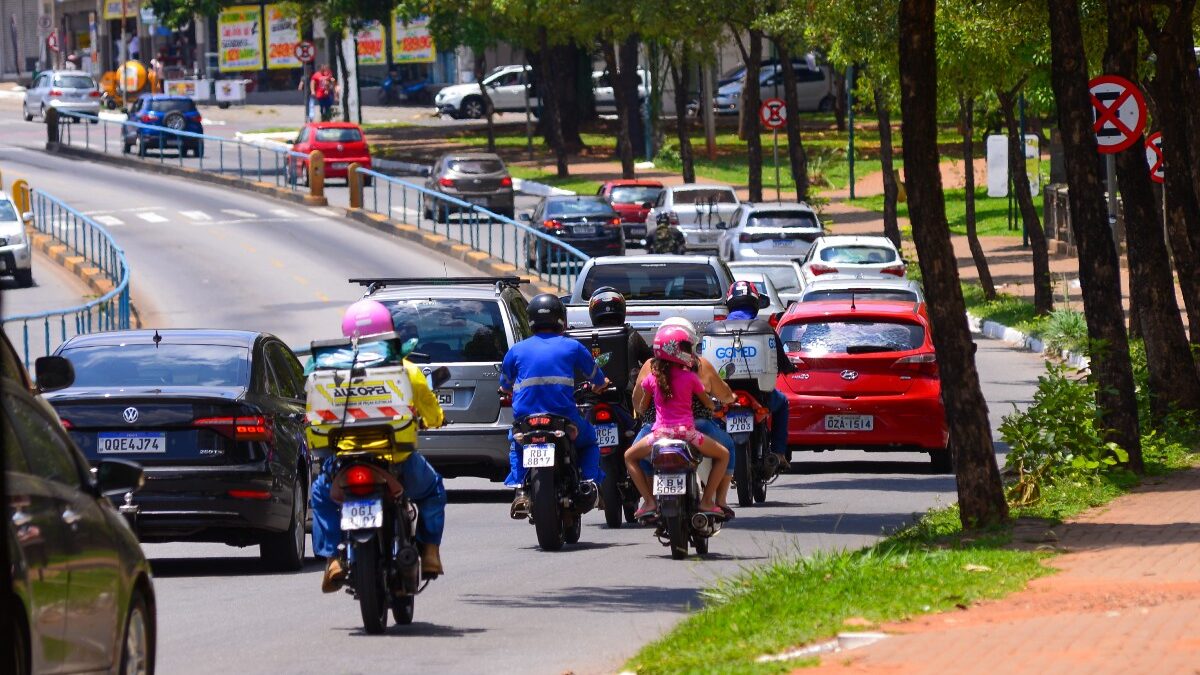 Imagem mostra carros e motos circulando por avenida movimentada em Goiânia