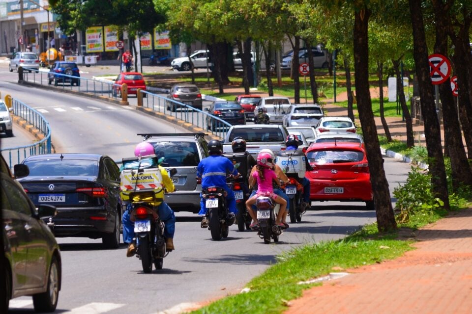 Imagem mostra carros e motos circulando por avenida movimentada em Goiânia