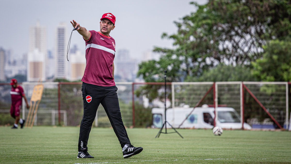 Umberto Louzer projeta clássico diante o Atlético Goianiense