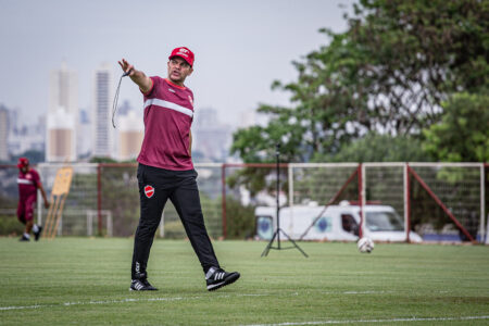 Umberto Louzer projeta clássico diante o Atlético Goianiense