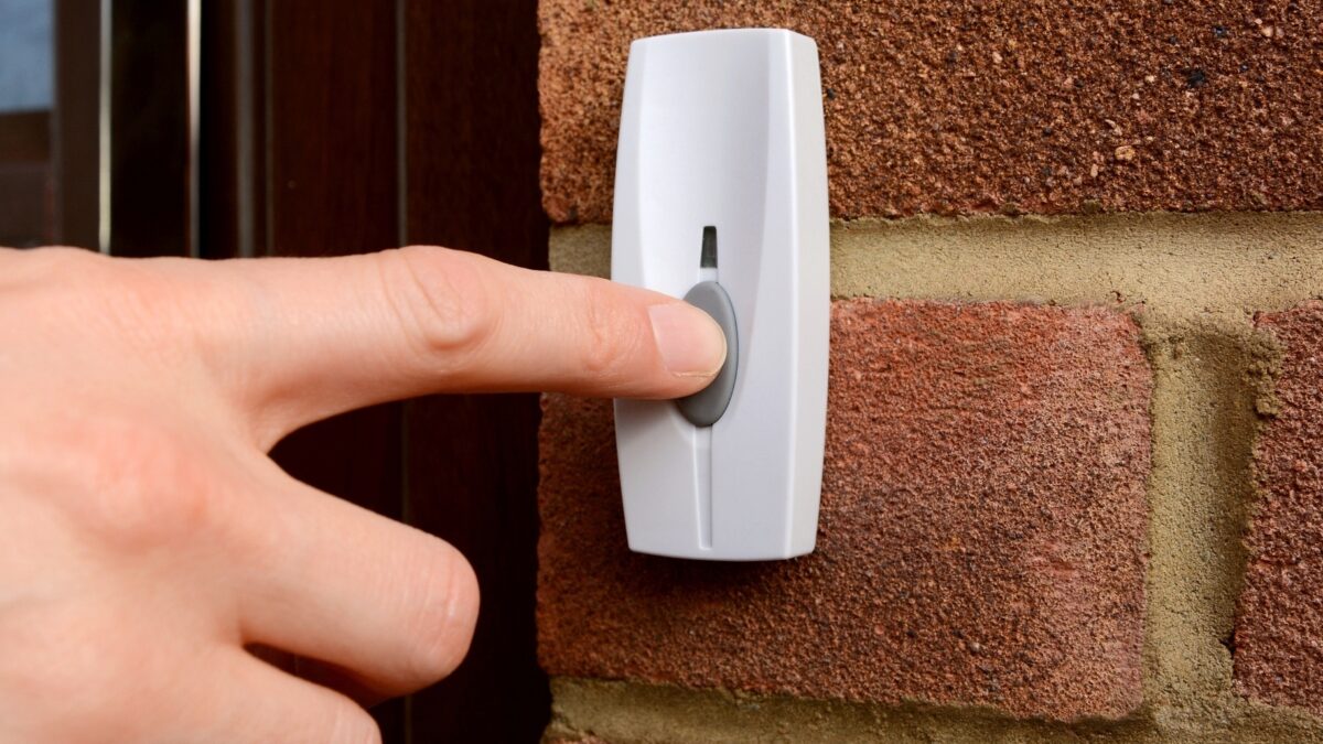 Dizer não às visitas: saiba o que a psicologia diz para quem prefere ficar sozinho em casa