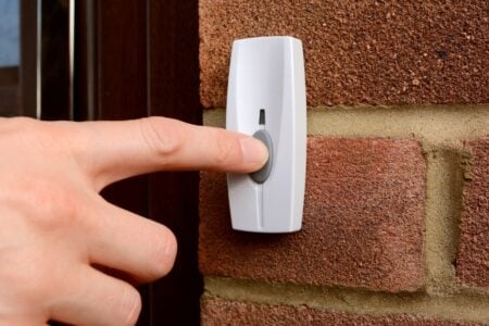 Dizer não às visitas: saiba o que a psicologia diz para quem prefere ficar sozinho em casa