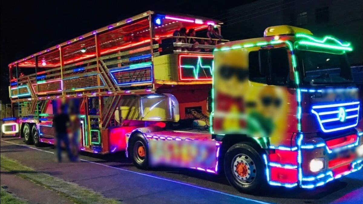 Imagem mostra carreta furacão em circulação na cidade