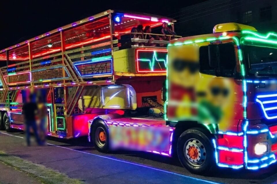 Imagem mostra carreta furacão em circulação na cidade