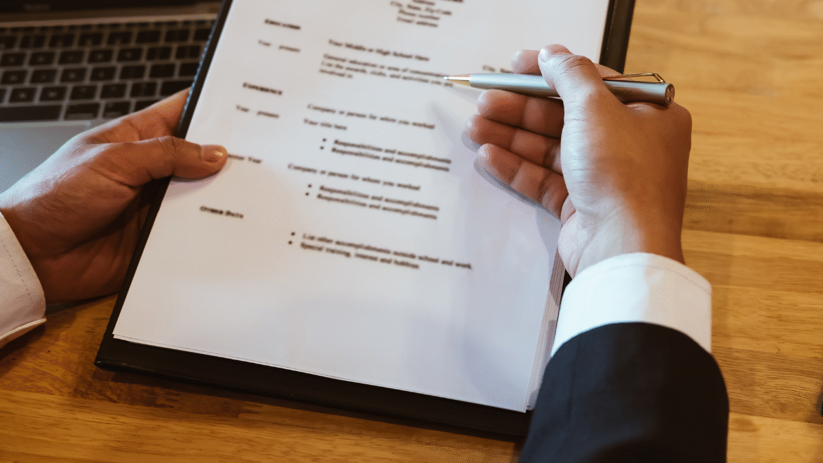 Imagem de uma pessoa analisando um currículo