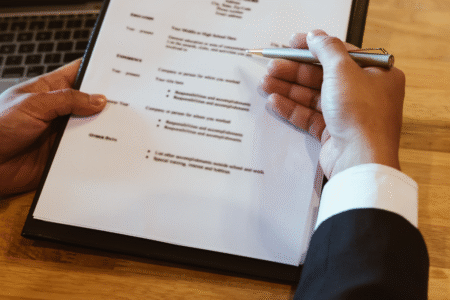 Imagem de uma pessoa analisando um currículo