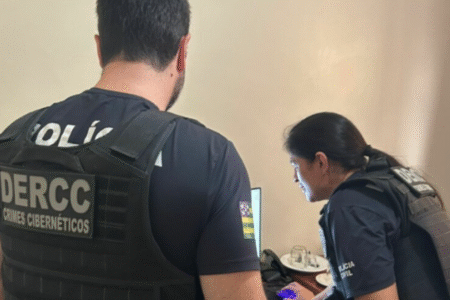 Imagem de policiais durante operação