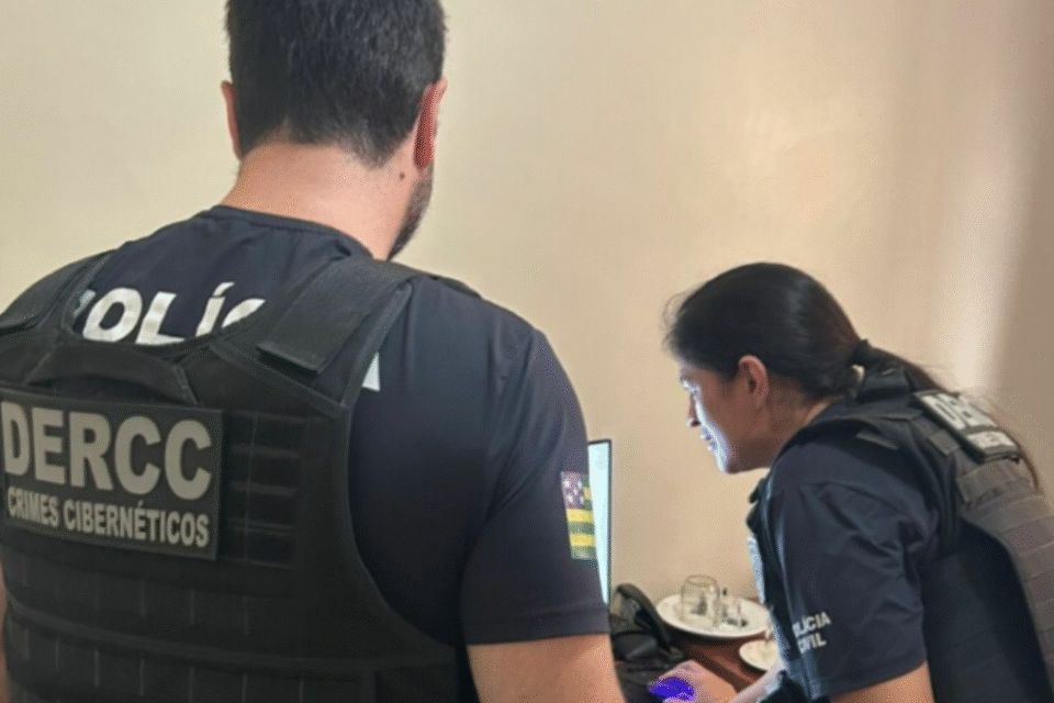 Imagem de policiais durante operação