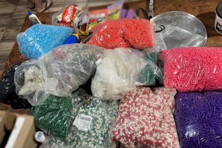 Imagem mostra medicamentos falsificados apreendidos pela PCGO