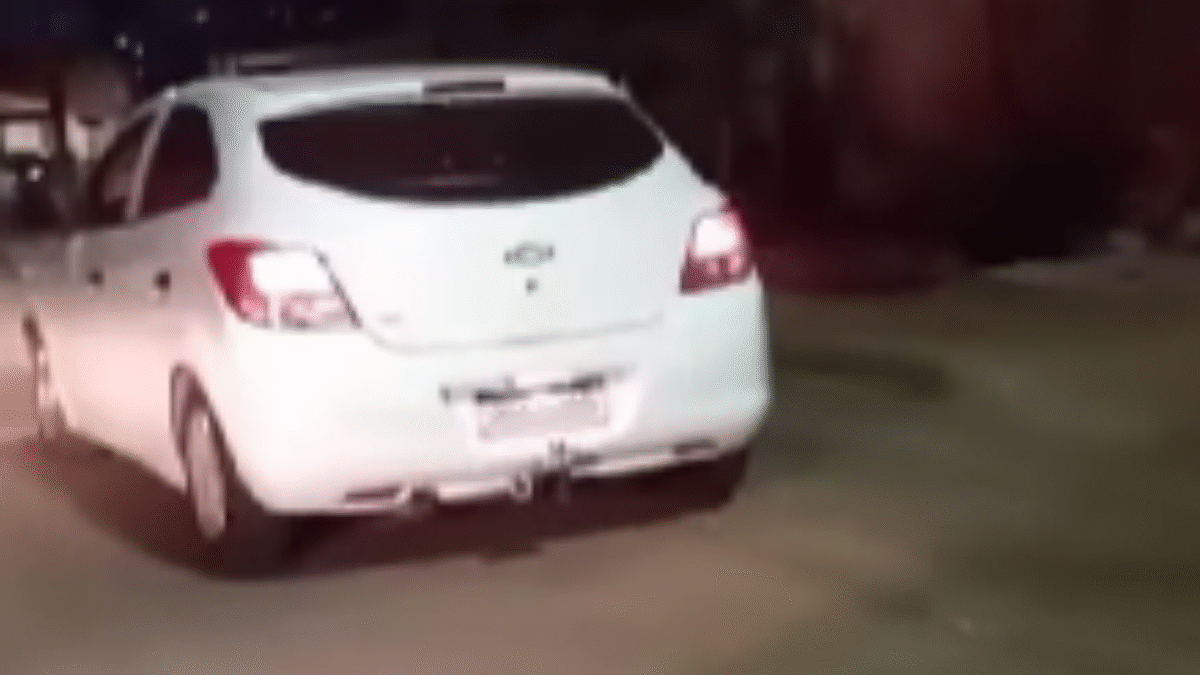 Motorista de app flagra homem batendo em mulher em outro carro, em Goiânia (Foto: Reprodução)