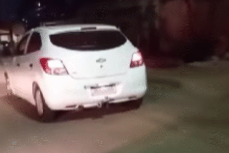 Motorista de app flagra homem batendo em mulher em outro carro, em Goiânia (Foto: Reprodução)