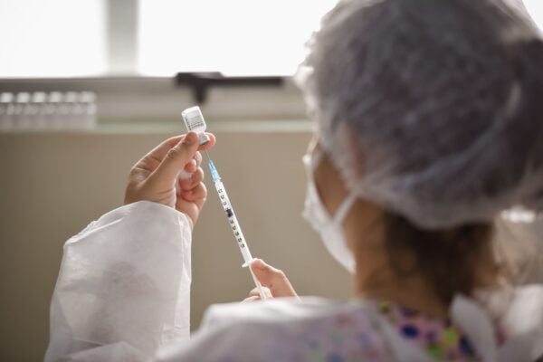 Vacina contra a gripe protege contra infarto e AVC? Estudo revela Gripe eleva o risco de eventos cardiovasculares em curto prazo