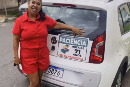 Professora aposentada de 71 anos tira CNH e coloca placa em carro “Paciência! Moça recém-habilitada”