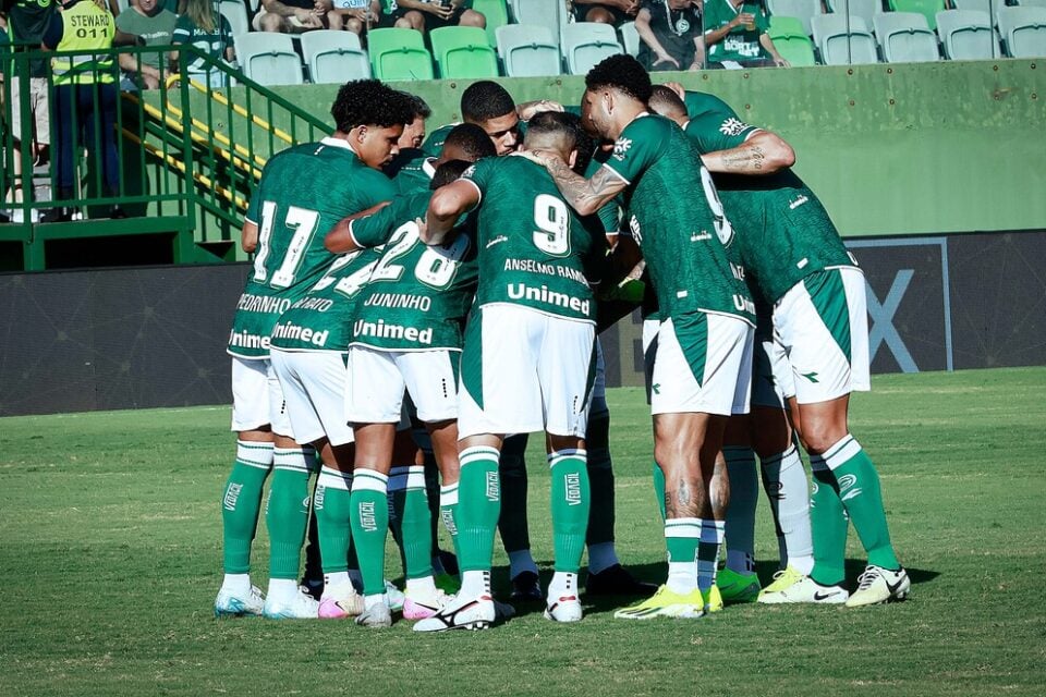 Jogadores do Goiás durante partida na Serrinha