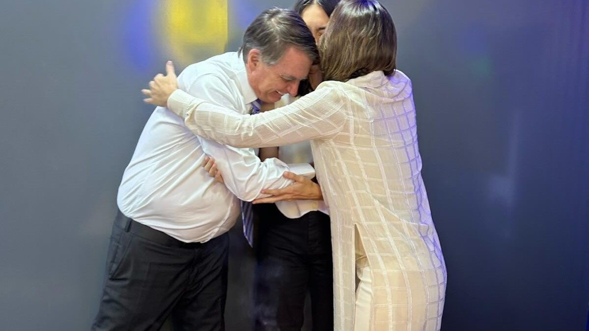 Michelle Bolsonaro comemora aniversário de 15 anos da filha Laura e fala sobre "injustiça"