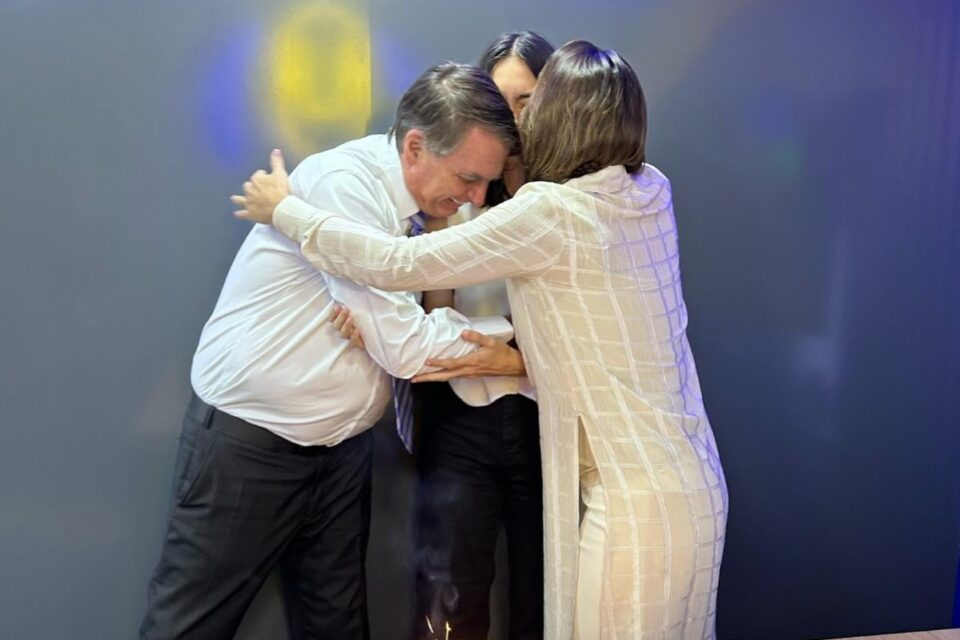 Michelle Bolsonaro comemora aniversário de 15 anos da filha Laura e fala sobre "injustiça"