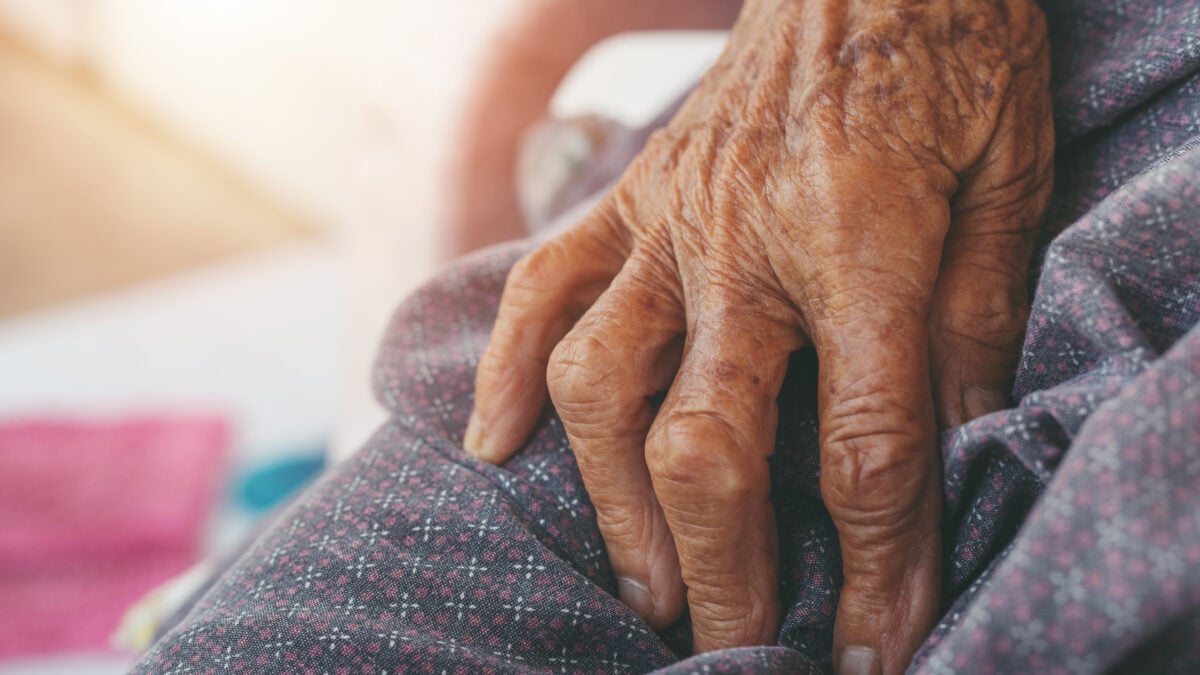 Filha é investigada por empréstimo de R$ 17 mil feito no nome da mãe idosa