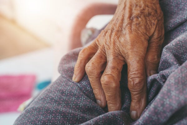 Decisão obriga nove irmãos a contribuir financeiramente para garantir tratamento e cuidador para mulher de 87 anos em Valparaíso de Goiás