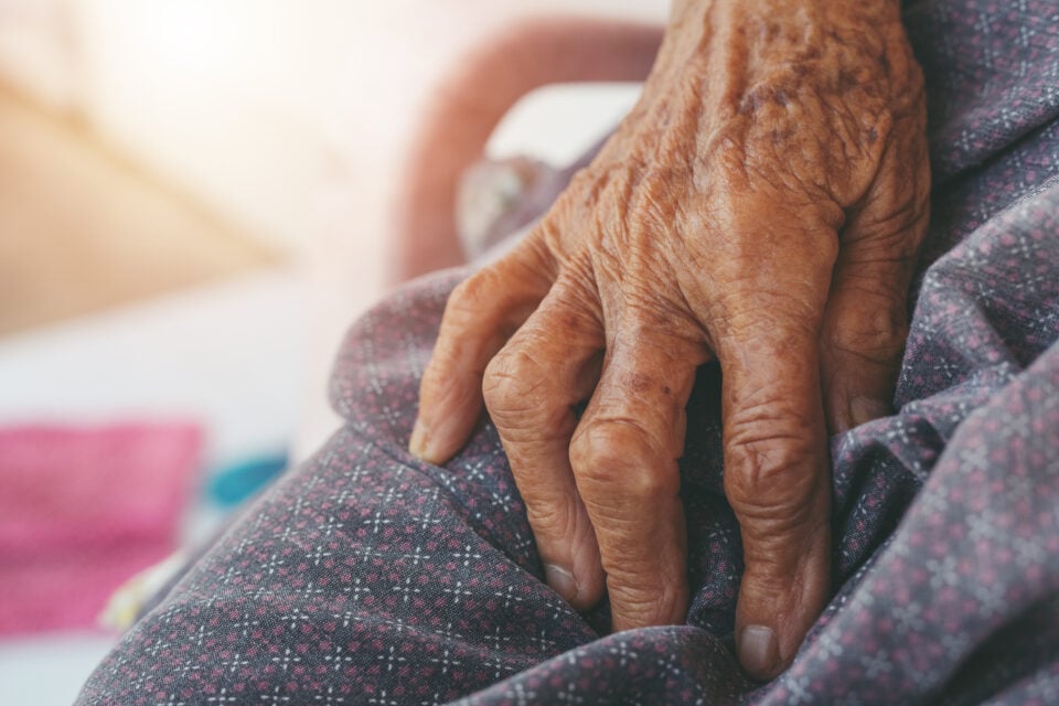 Decisão obriga nove irmãos a contribuir financeiramente para garantir tratamento e cuidador para mulher de 87 anos em Valparaíso de Goiás