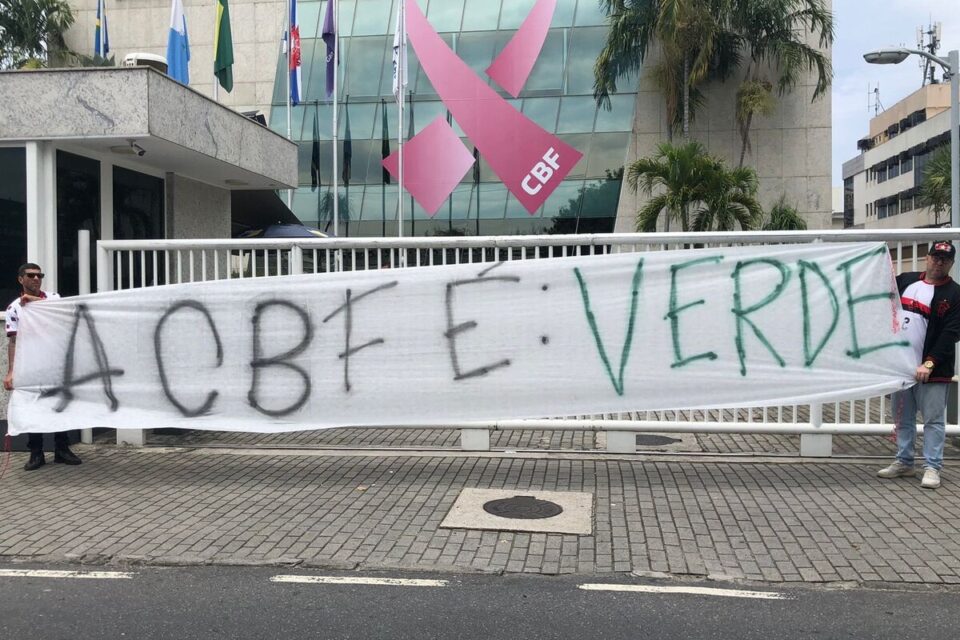 Torcedores do Flamengo em protesto na CBF