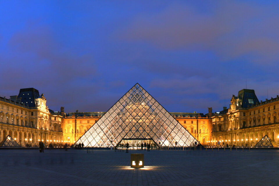 Louvre-Bannenhaff-mat-Pyramid–w