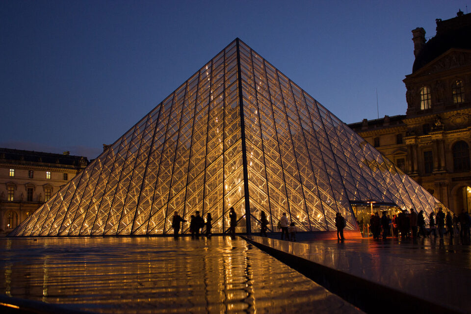1280px-Louvre_Pyramid