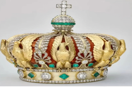 coroa da imperatriz Eugênia foi encontrada quebrada nas proximidades do Museu do Louvre. (Foto: divulgação)