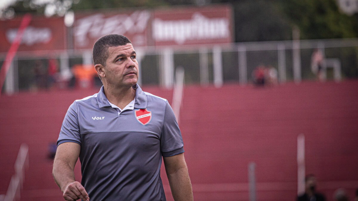 Louzer celebra vitória e evolução da equipe no campeonato