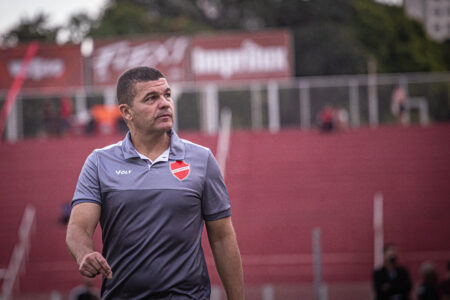 Louzer celebra vitória e evolução da equipe no campeonato
