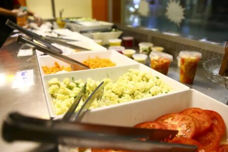 Justiça de Goiás entende pela suspensão de auxílio-alimentação a servidores em licença médica