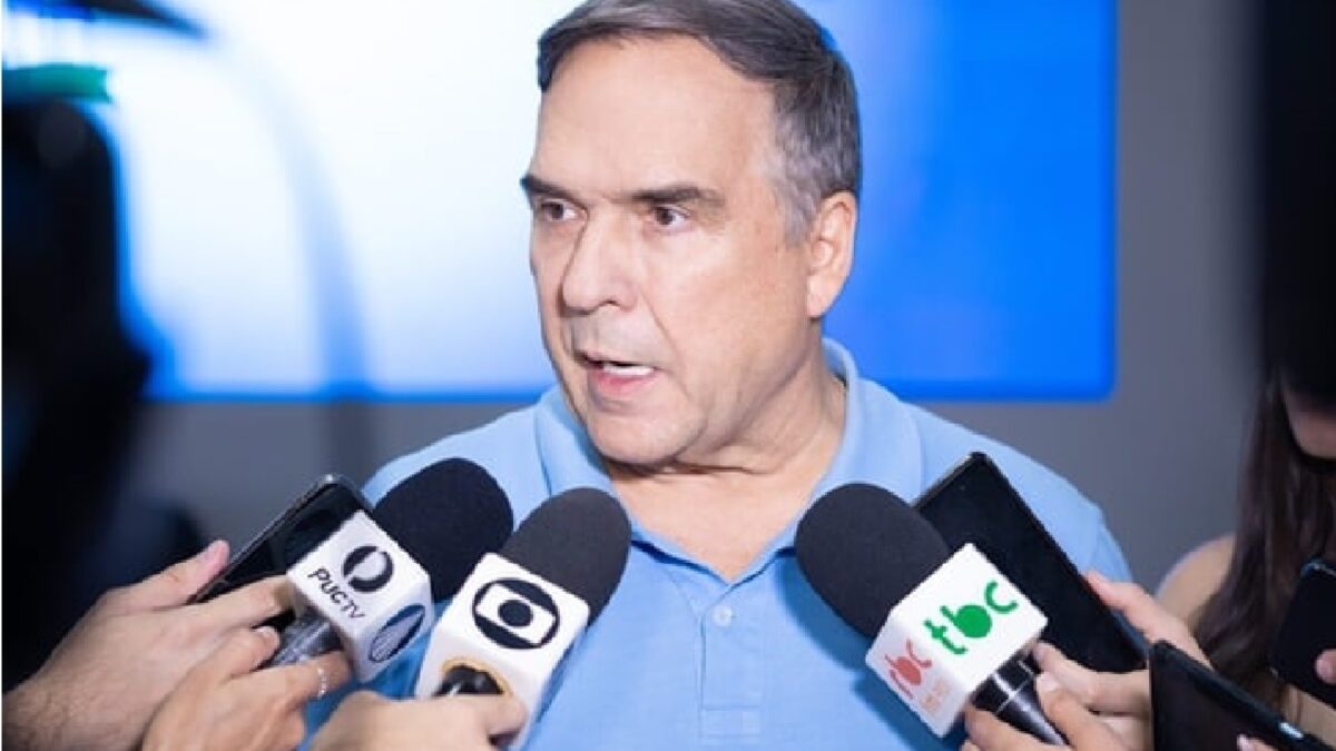 Imagem mostra prefeito da capital em entrevista à imprensa